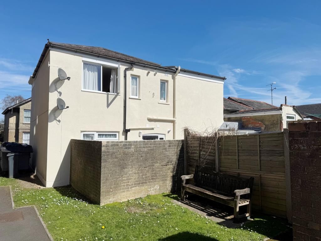 Lot: 154 - FREEHOLD TOWN CENTRE BLOCK OF FOUR FLATS FOR INVESTMENT - Part of the Rear Elevation